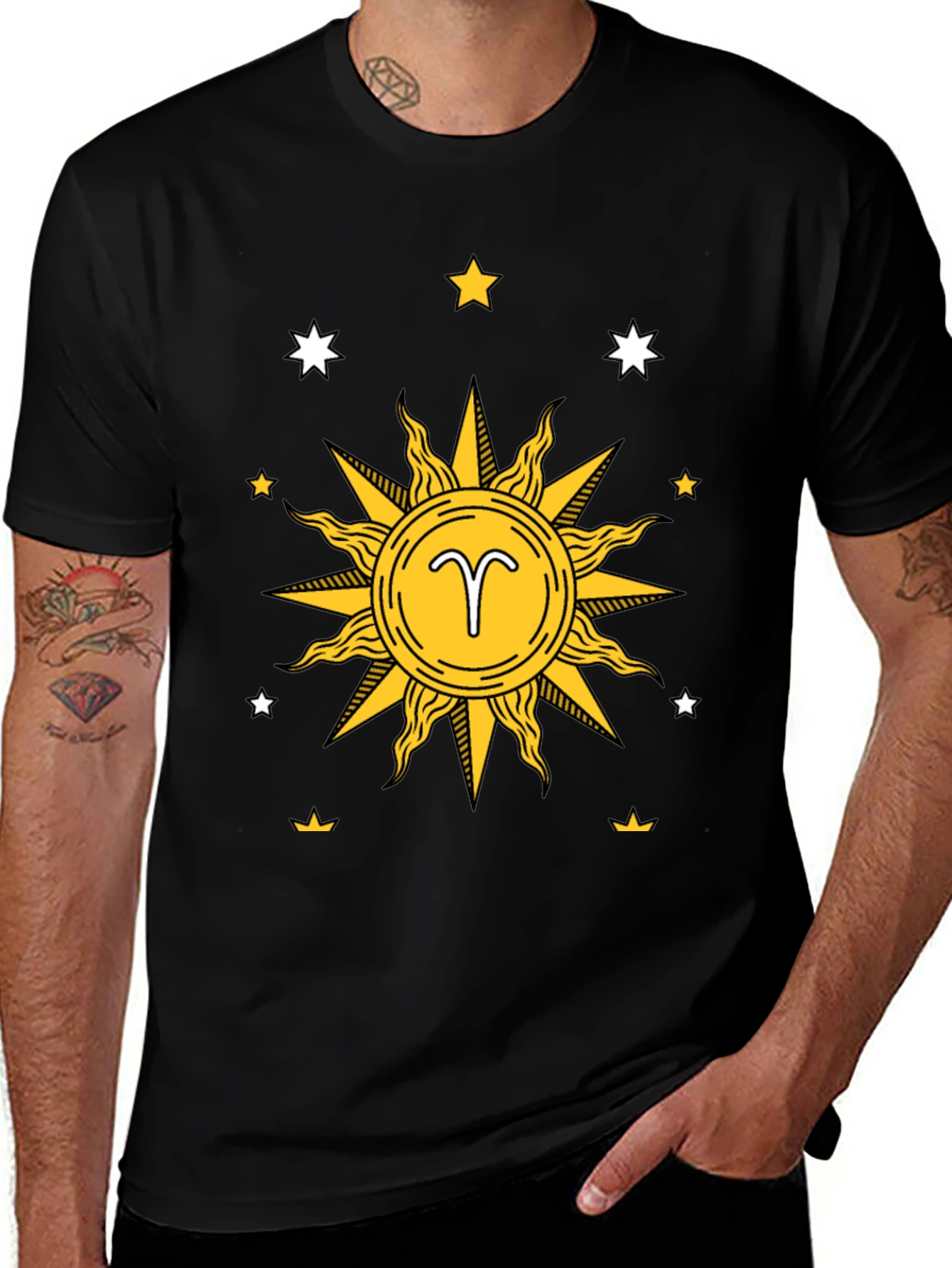 Camiseta Negra con Diseño de Sol y Aries