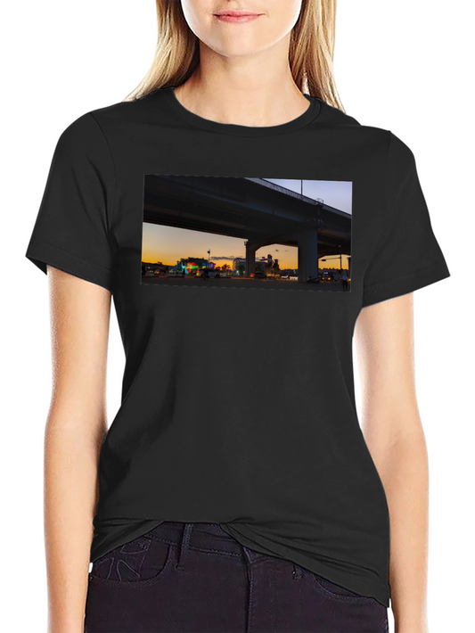 Camiseta negra con diseño urbano al atardecer