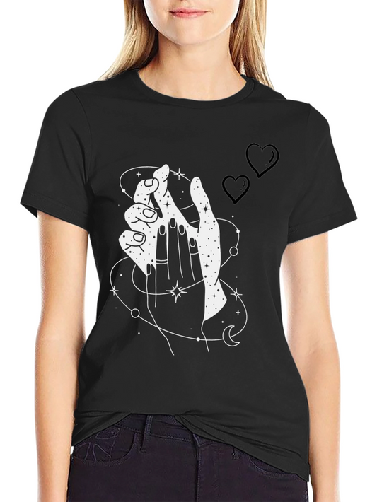 Camiseta Negra Mística con Diseño de Manos y Estrellas
