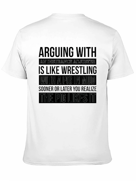 Camiseta Negra: Ajustador de Seguros vs. Cerdo en Lodo