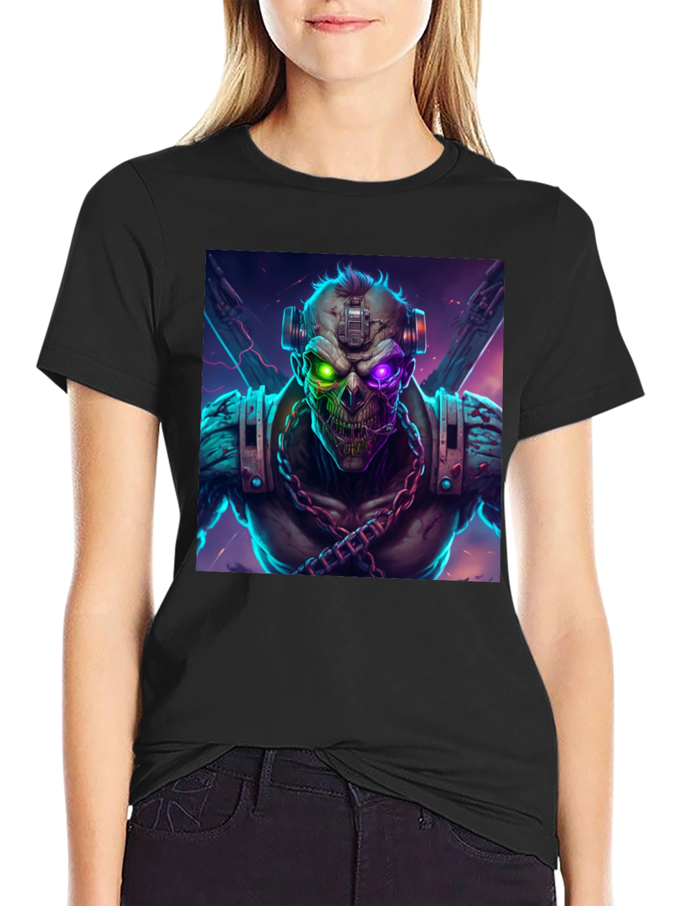 Camiseta Negra con Diseño Gráfico de Criatura Cibernética