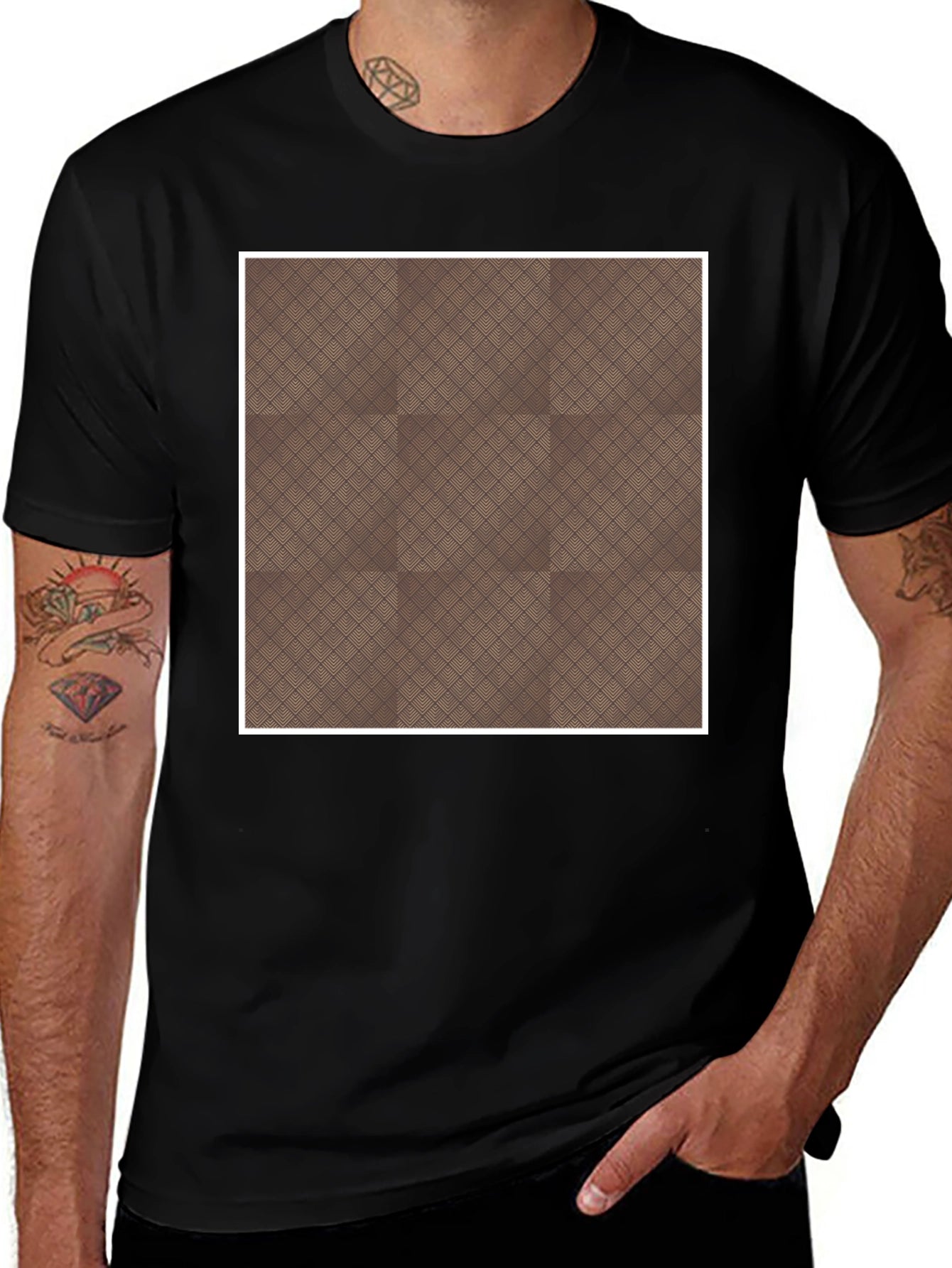 Camiseta Negra con Diseño Geométrico Marrón