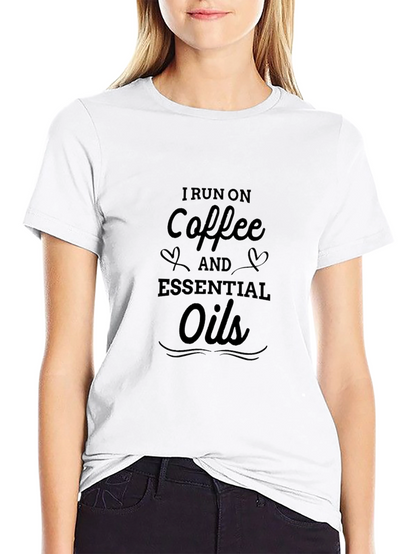 Camiseta Negra: I run on coffee and essential oils