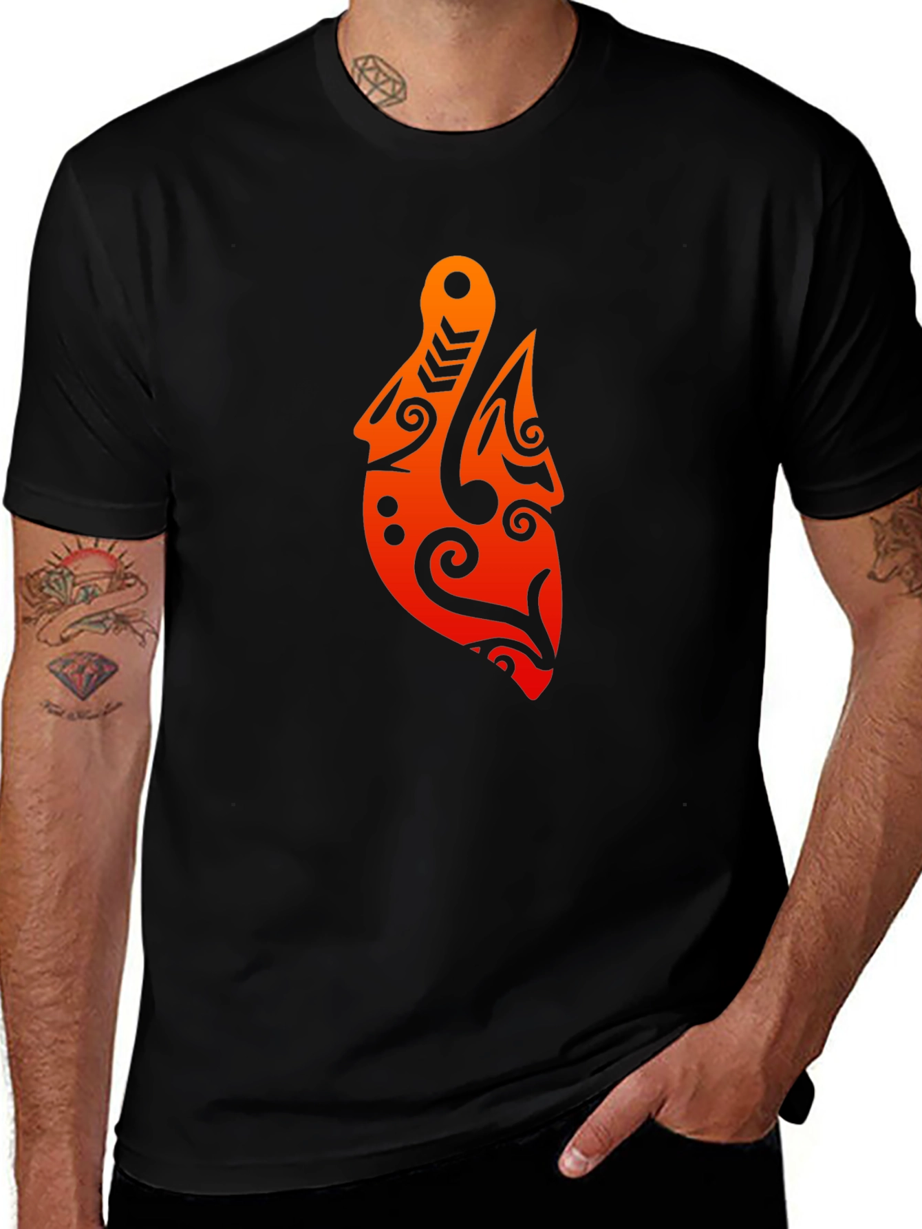 Camiseta Negra con Diseño Tribal Naranja