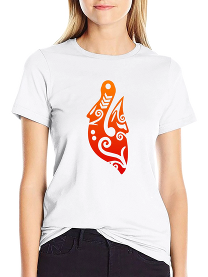 Camiseta Negra con Diseño Tribal Naranja