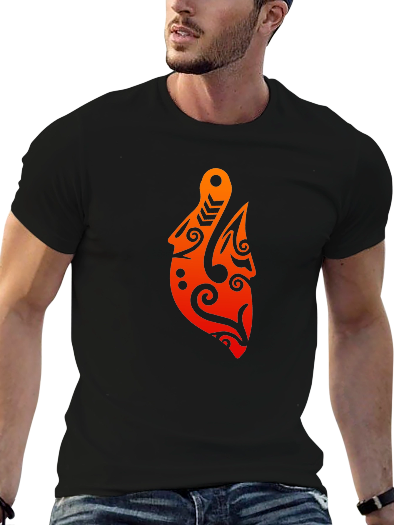 Camiseta Negra con Diseño Tribal Naranja