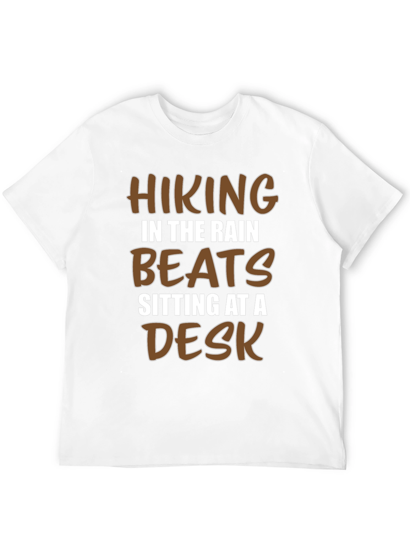 Camiseta Negra: Senderismo Bajo la Lluvia