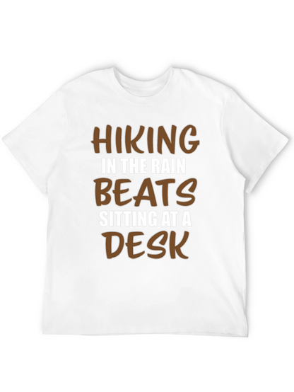 Camiseta Negra: Senderismo Bajo la Lluvia