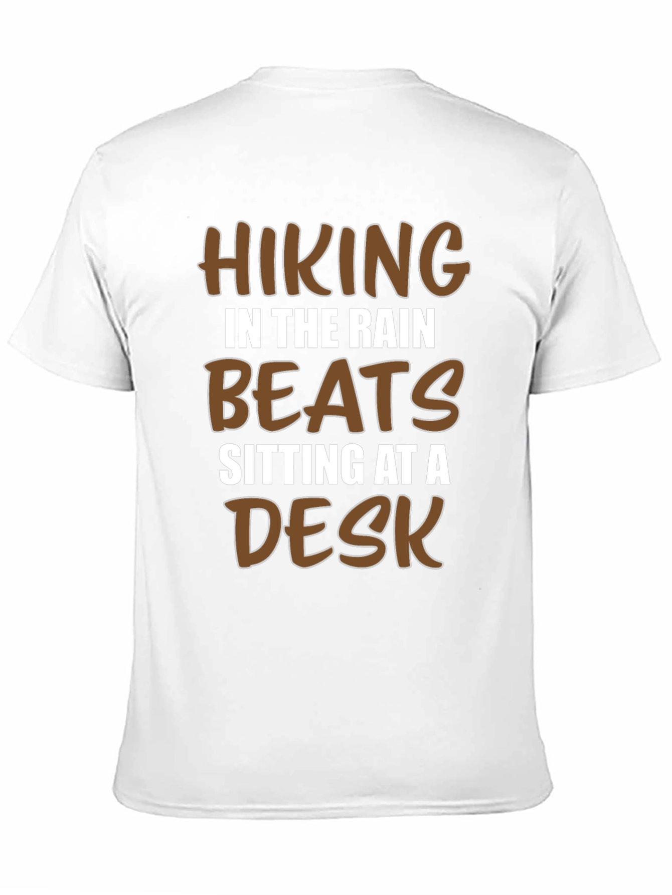 Camiseta Negra: Senderismo Bajo la Lluvia