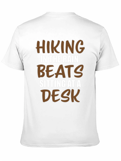 Camiseta Negra: Senderismo Bajo la Lluvia