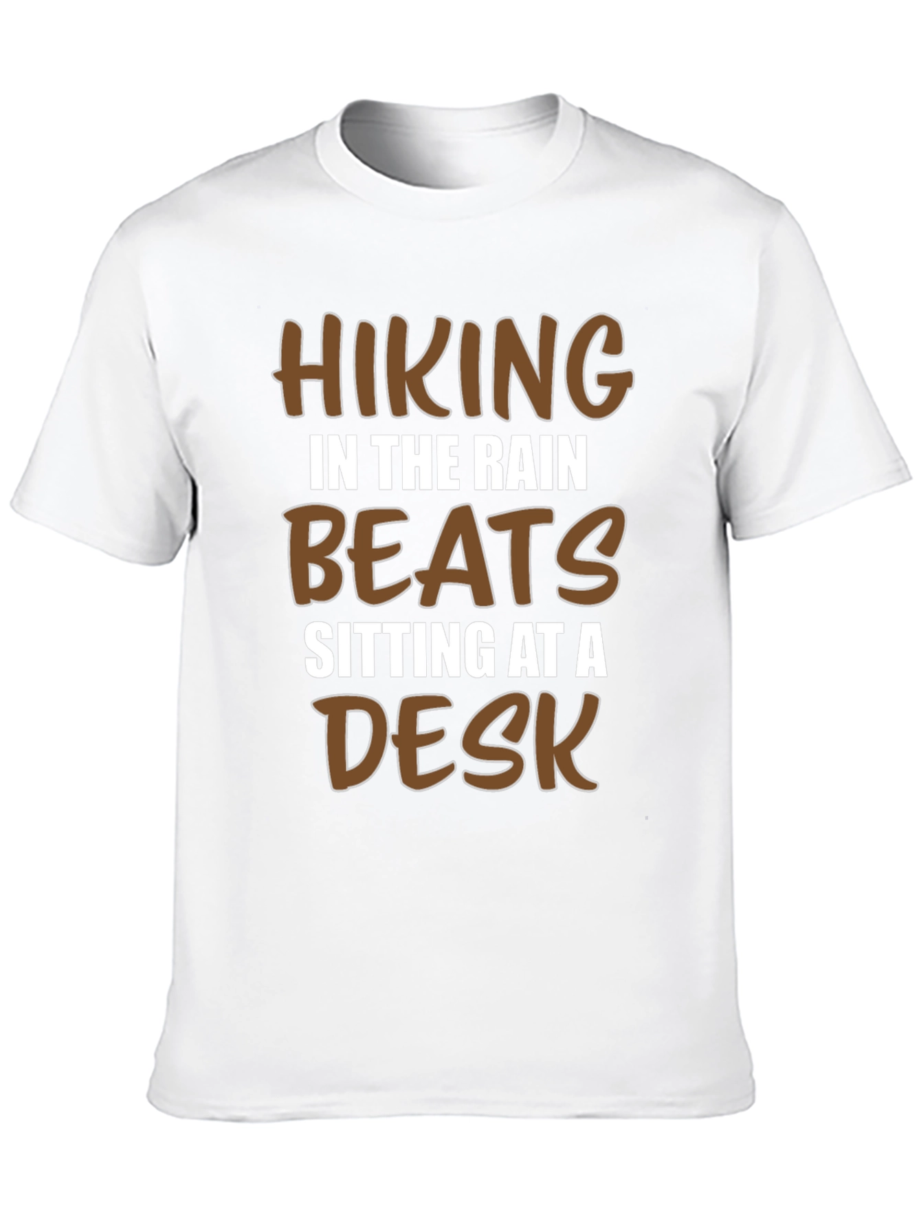 Camiseta Negra: Senderismo Bajo la Lluvia