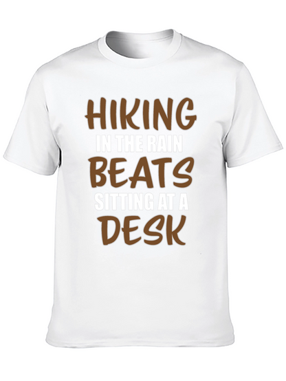 Camiseta Negra: Senderismo Bajo la Lluvia
