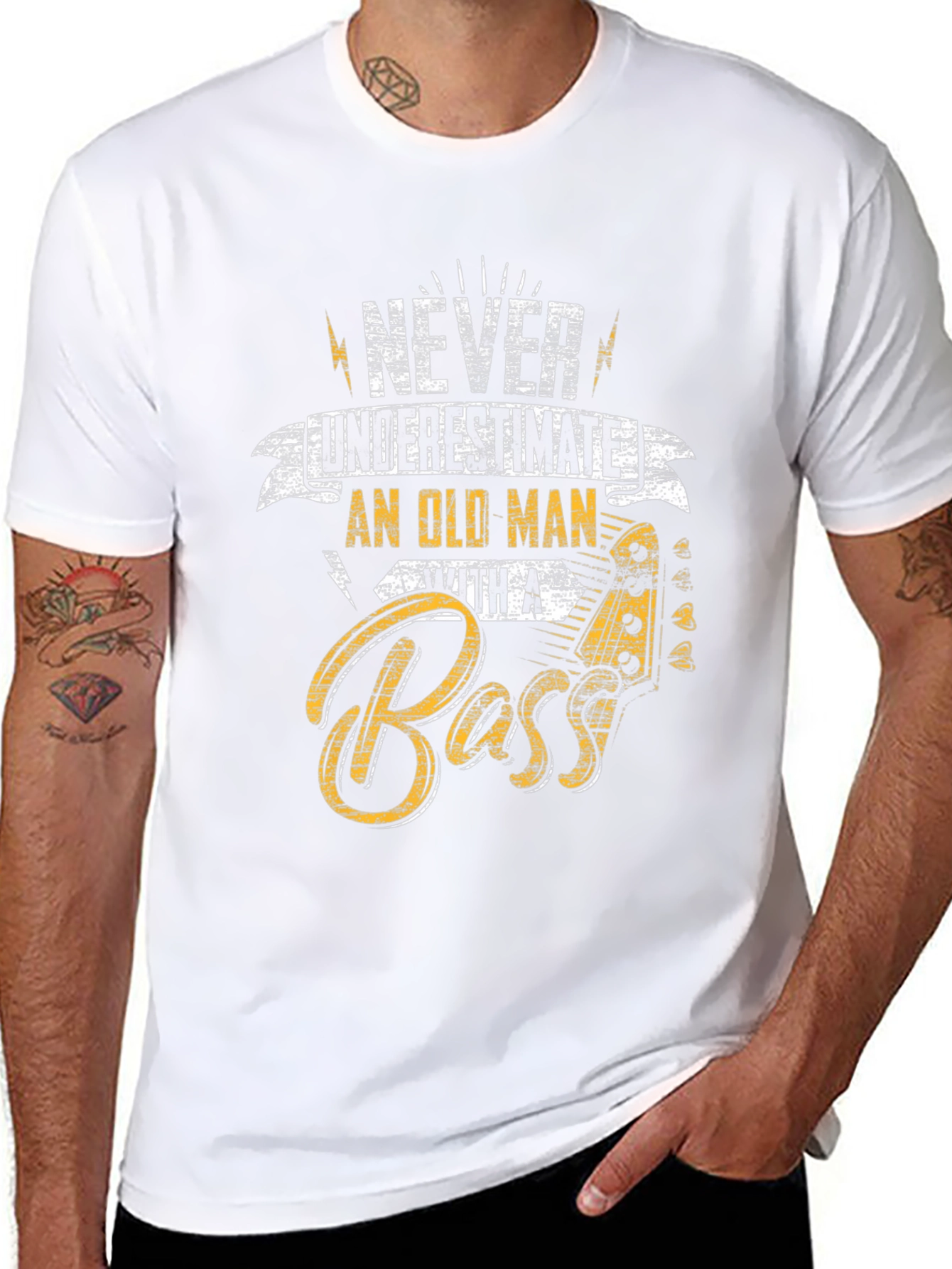 Camiseta Negra Never Underestimate Old Man With A Bass