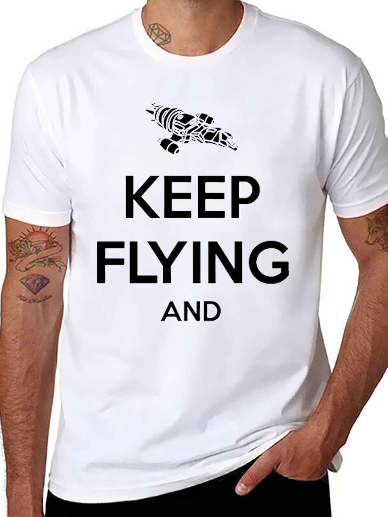 Camiseta Negra Keep Flying con Nave Espacial