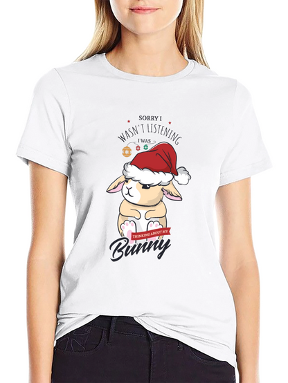 Camiseta Navideña con Diseño de Conejo Pensativo