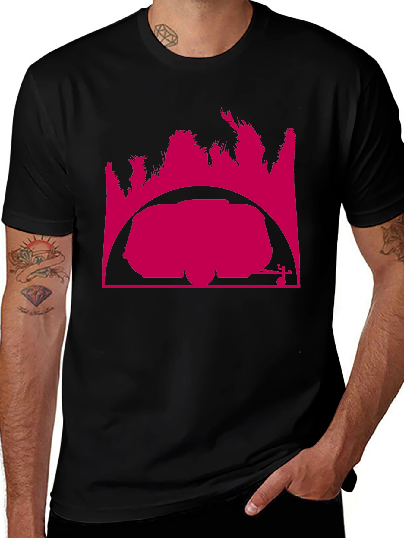 Camiseta Negra con Diseño Gráfico Abstracto Rosa