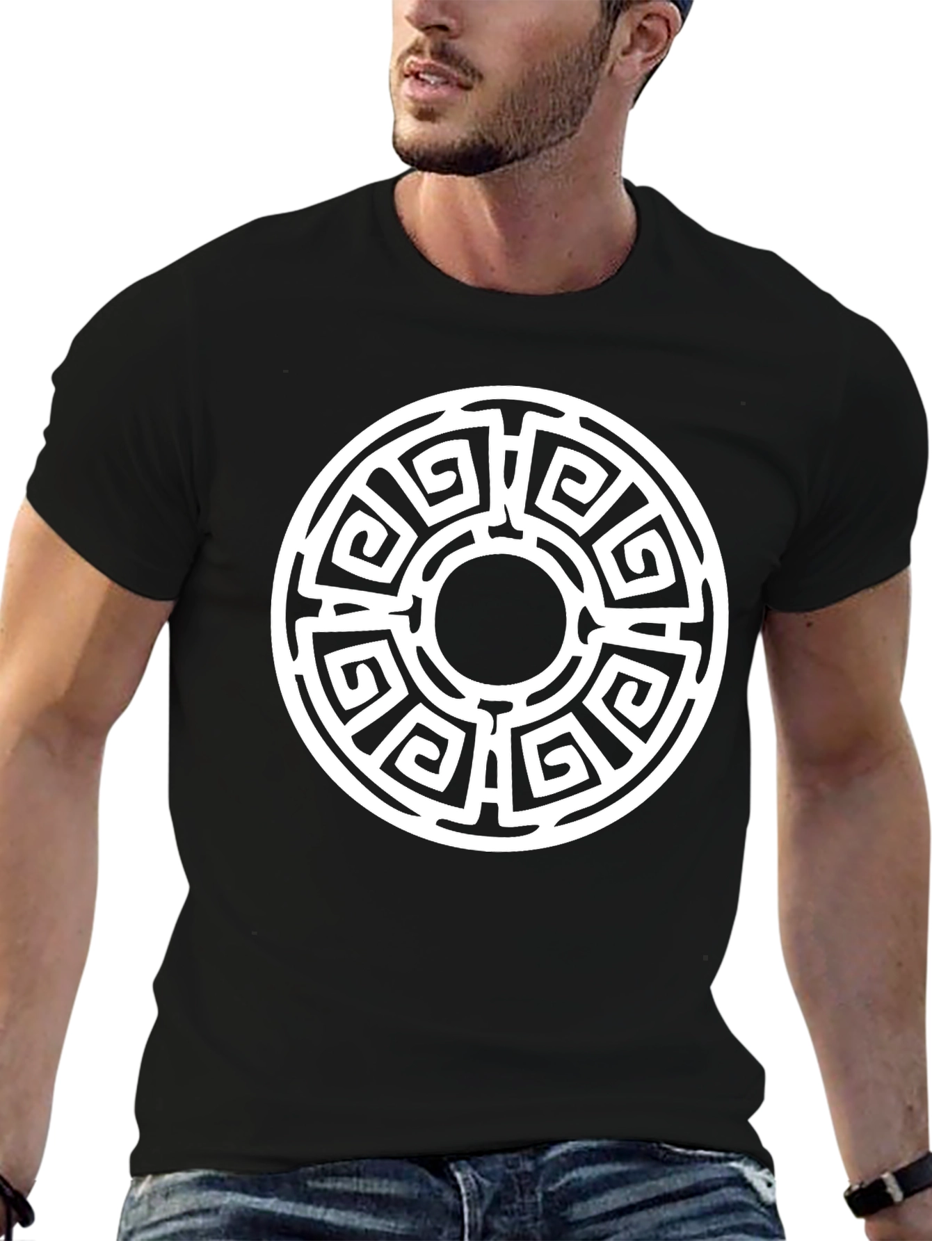 Camiseta Negra con Diseño Laberíntico Circular
