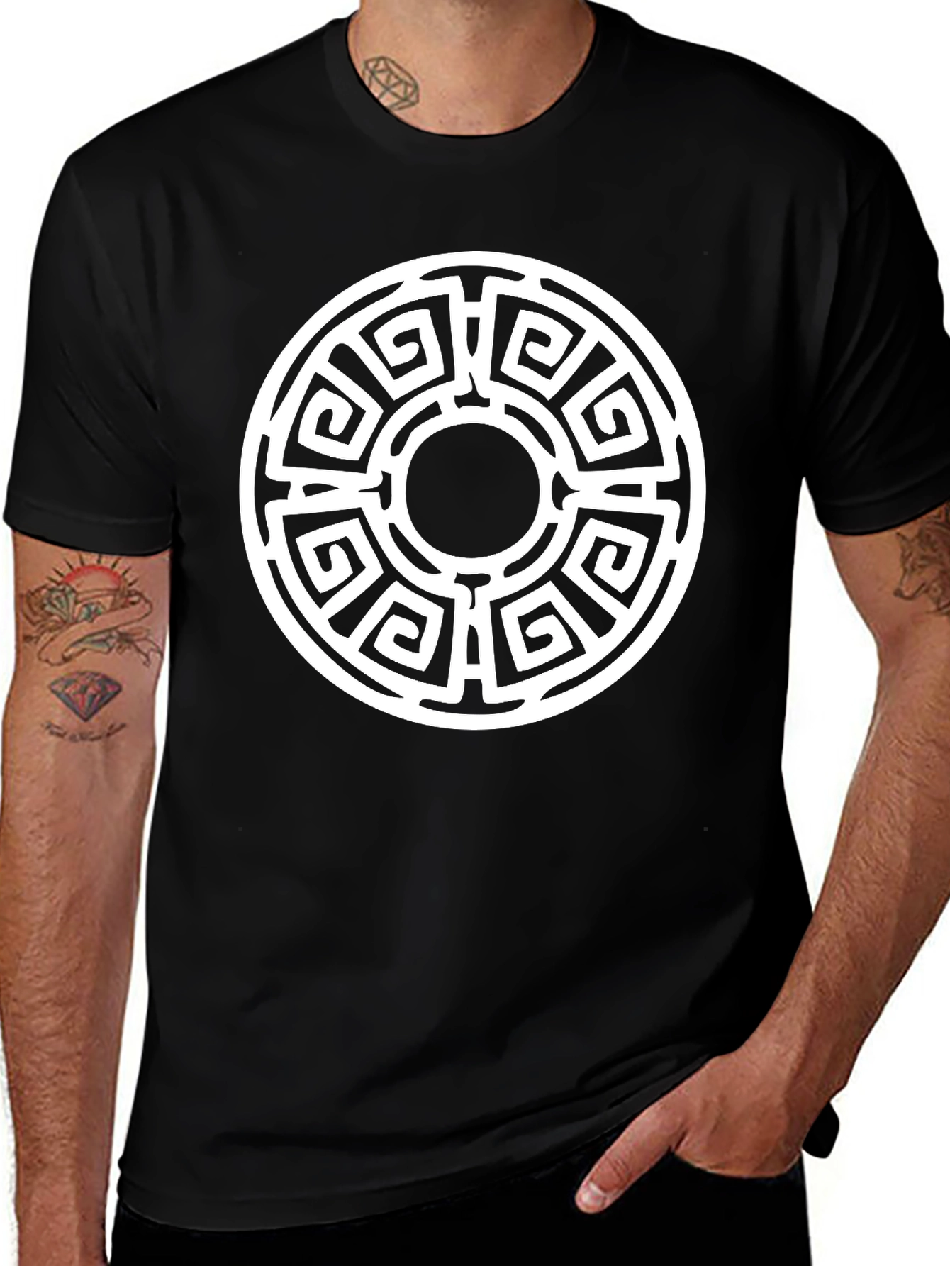 Camiseta Negra con Diseño Laberíntico Circular