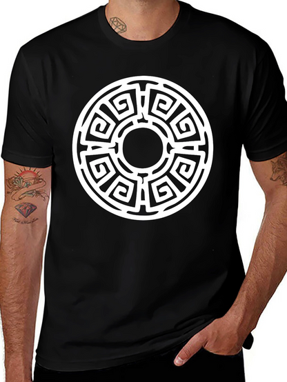 Camiseta Negra con Diseño Laberíntico Circular