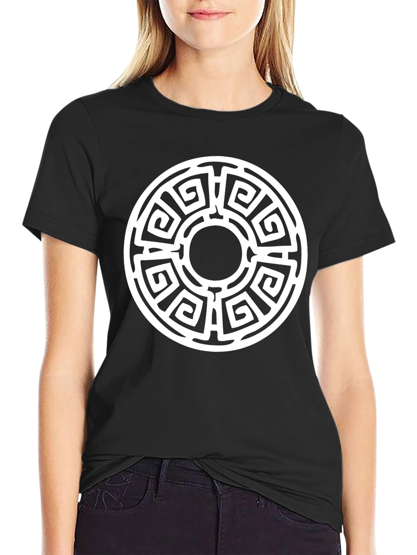 Camiseta Negra con Diseño Laberíntico Circular
