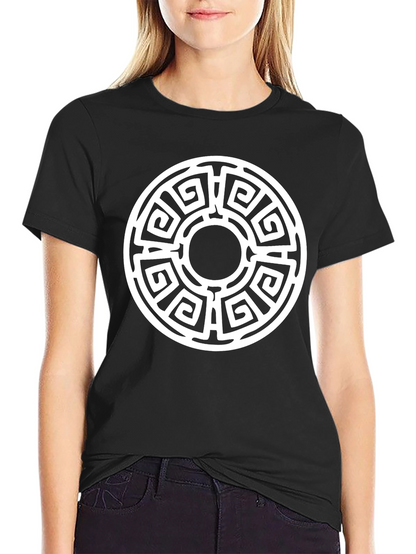 Camiseta Negra con Diseño Laberíntico Circular