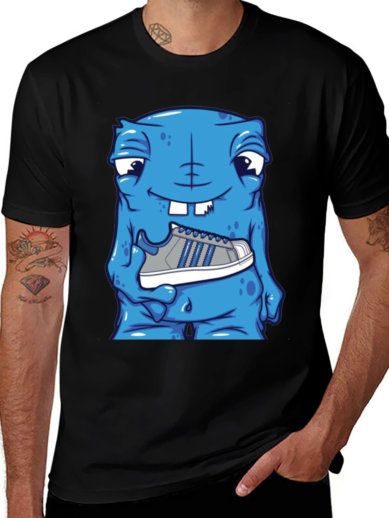 Camiseta Hombre: Monstruo Azul con Zapatilla