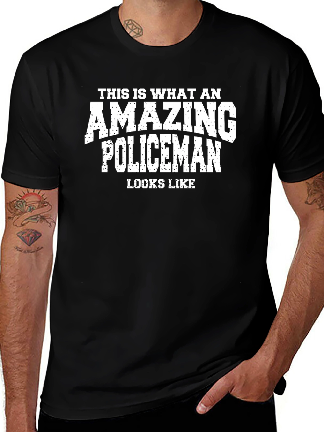 Camiseta Negra: ¡Así luce un policía asombroso!