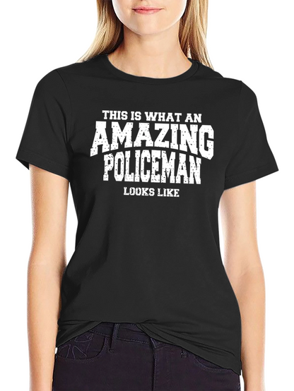Camiseta Negra: ¡Así luce un policía asombroso!