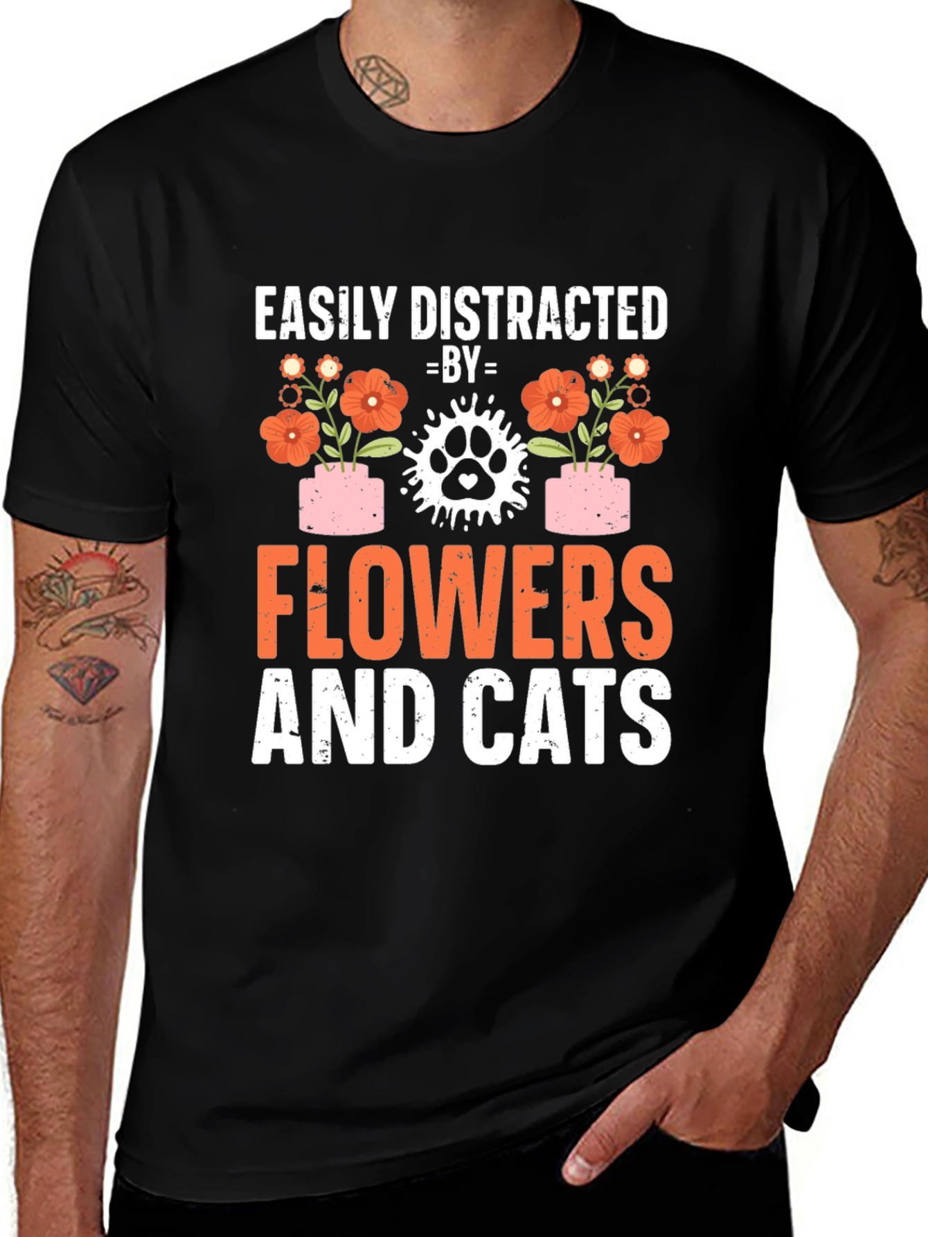 Camiseta Flores y Gatos: Distracción Asegurada