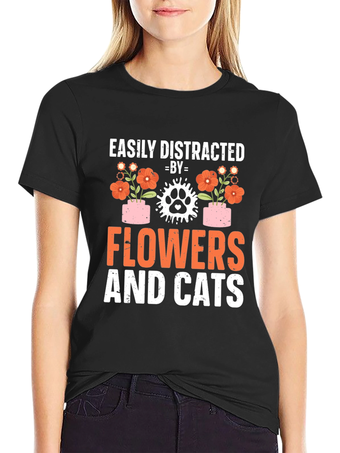 Camiseta Flores y Gatos: Distracción Asegurada