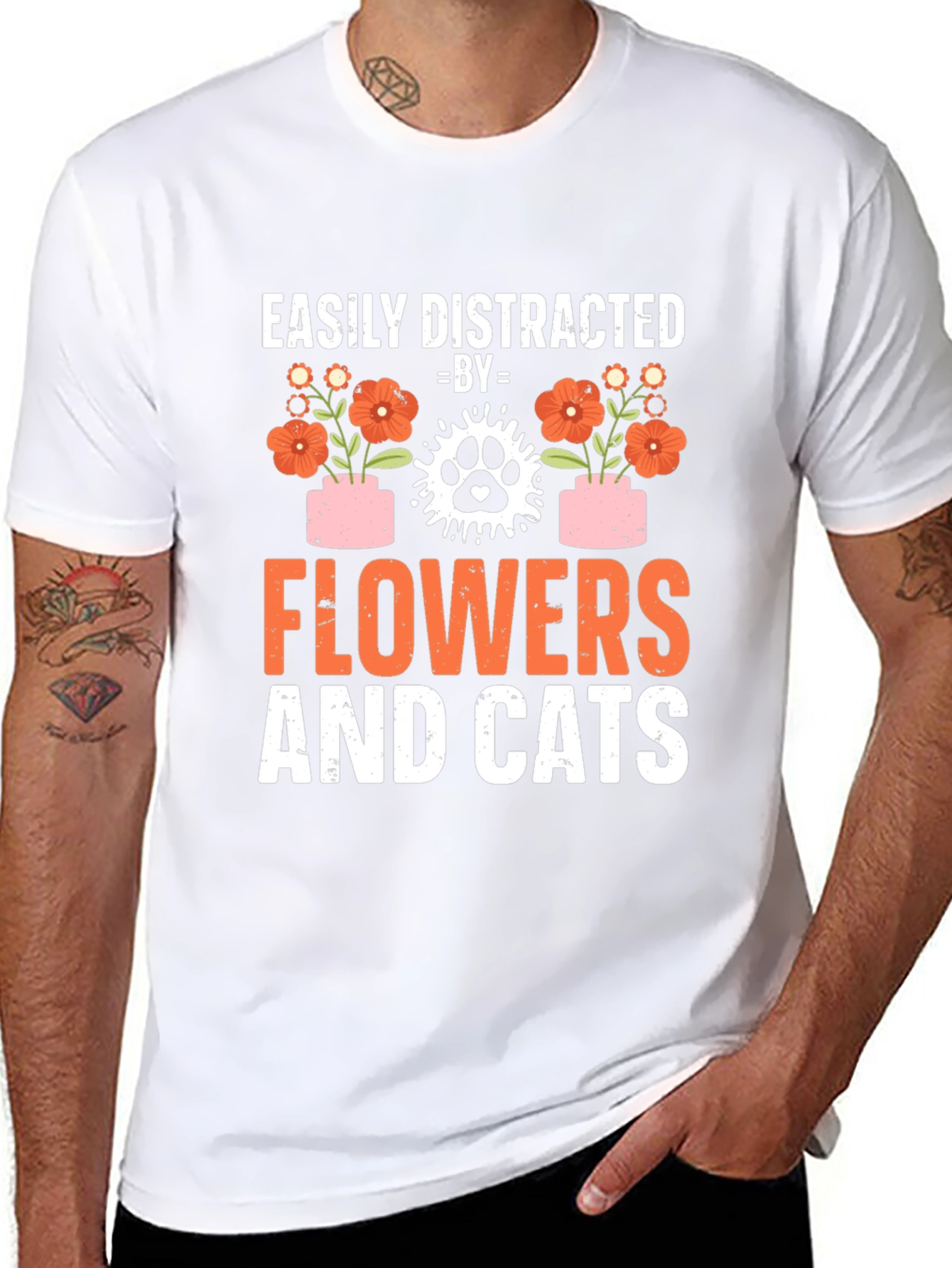 Camiseta Flores y Gatos: Distracción Asegurada