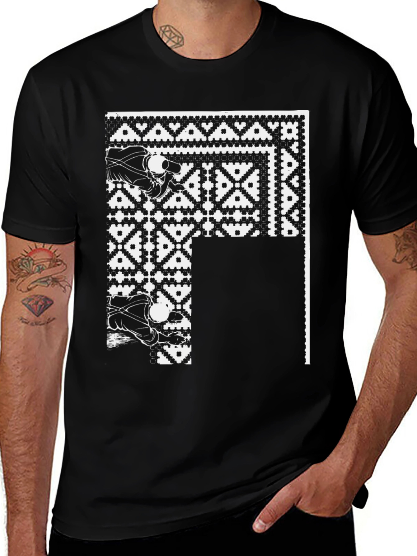Camiseta Negra con Diseño Geométrico Abstracto