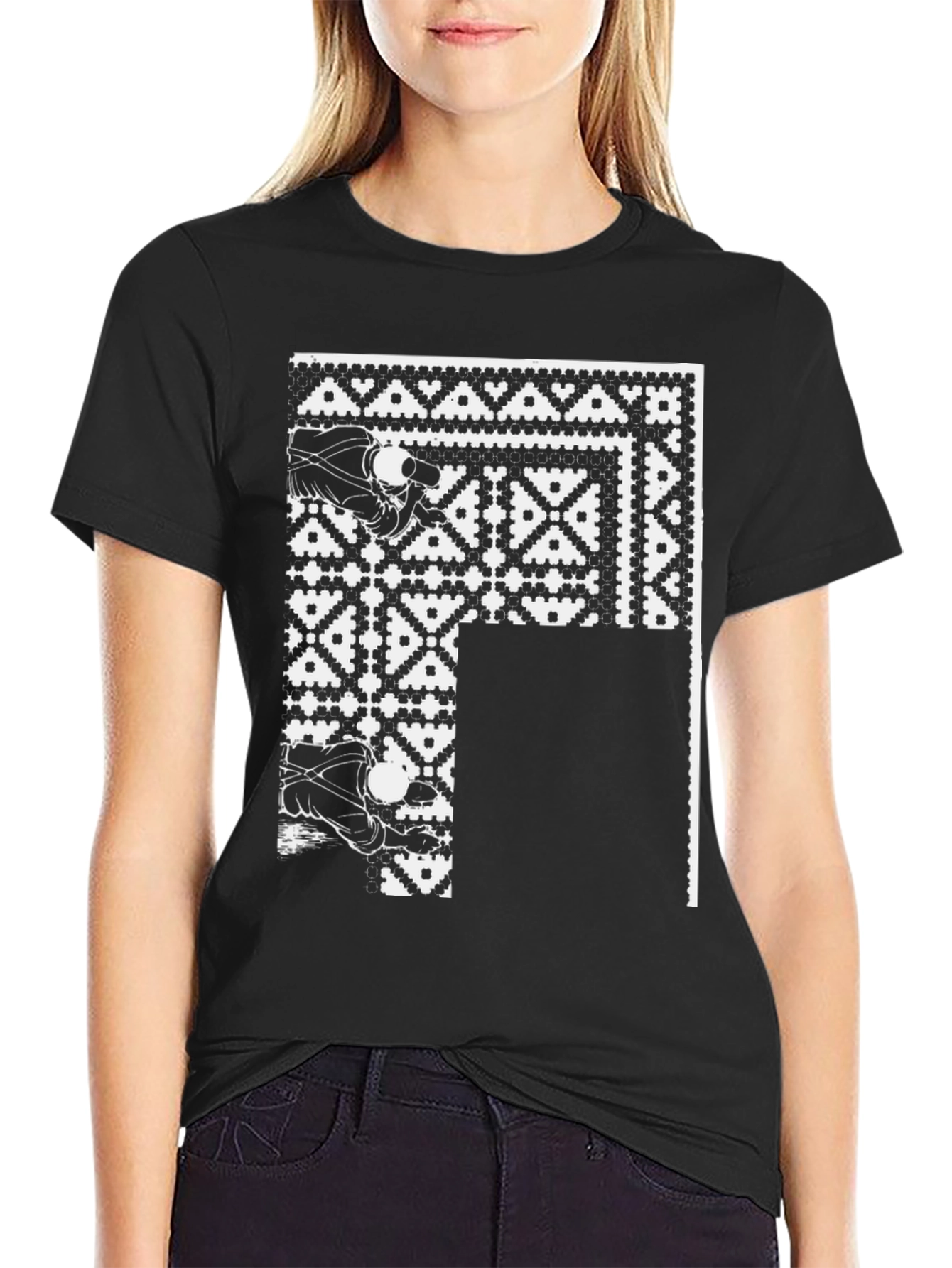Camiseta Negra con Diseño Geométrico Abstracto