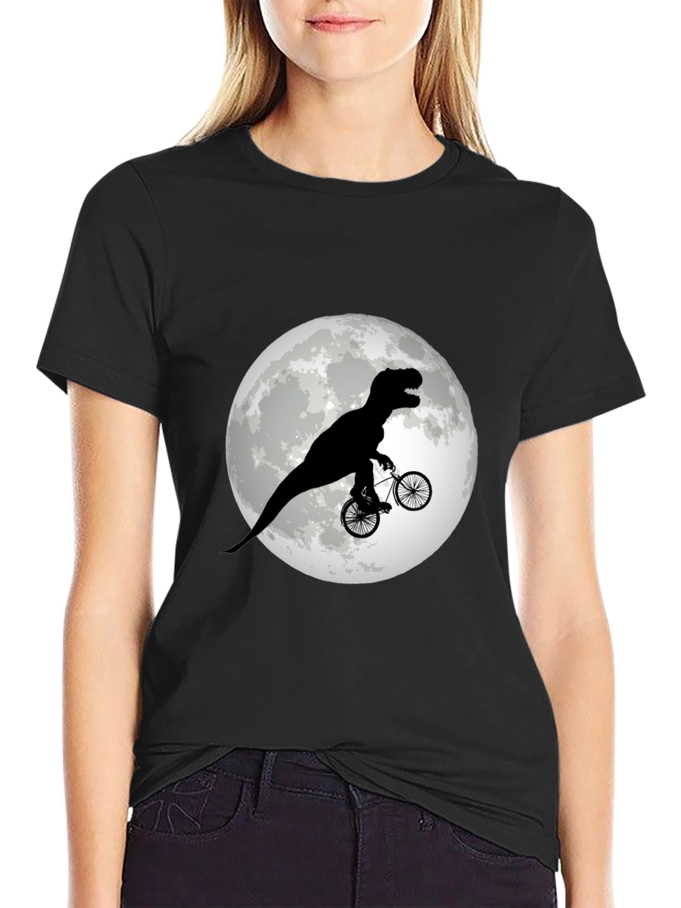 Camiseta Negra con Dinosaurio en Bicicleta