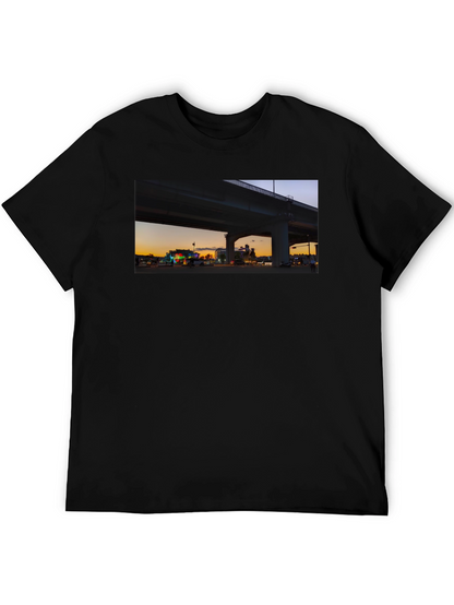 Camiseta negra con diseño urbano al atardecer