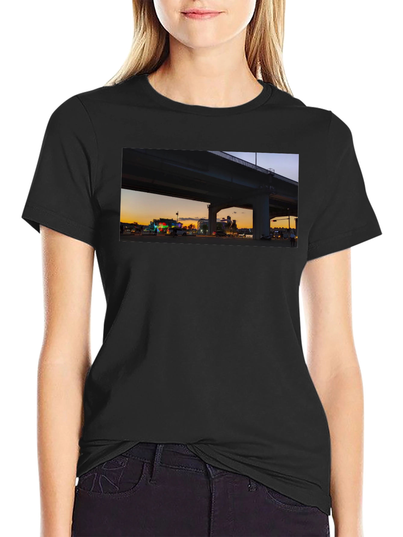 Camiseta negra con diseño urbano al atardecer