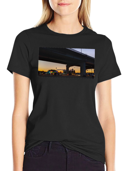 Camiseta negra con diseño urbano al atardecer