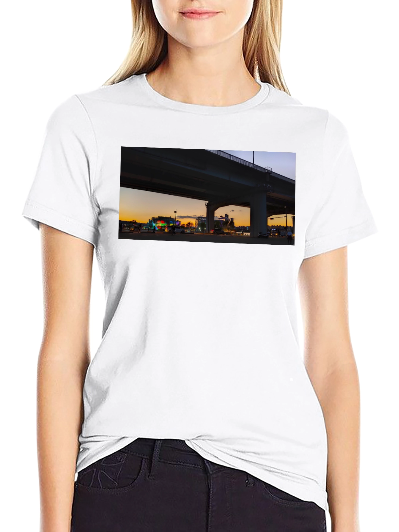 Camiseta negra con diseño urbano al atardecer
