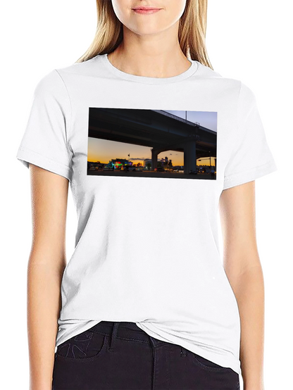 Camiseta negra con diseño urbano al atardecer