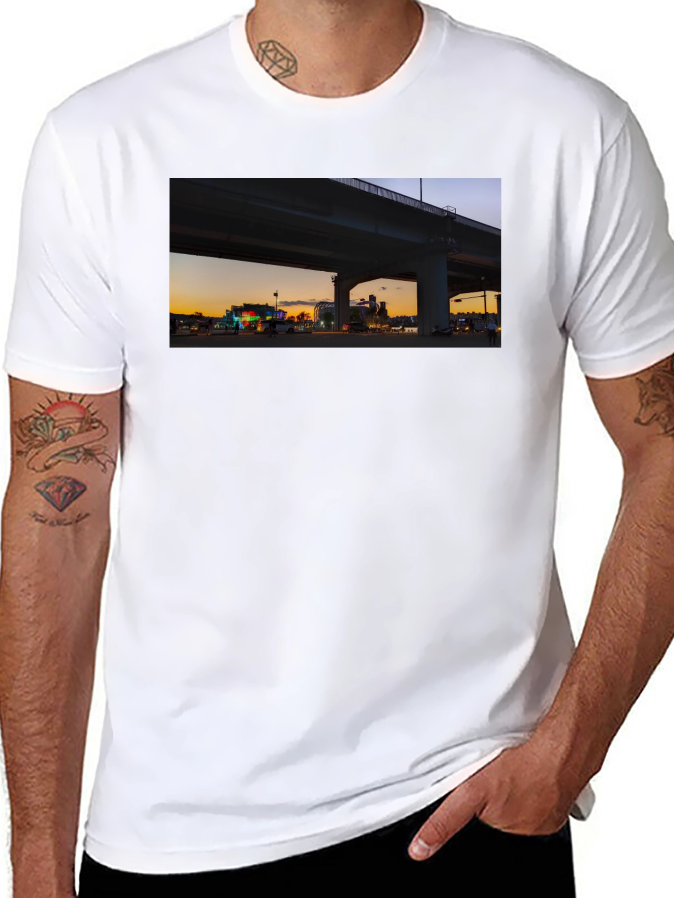 Camiseta negra con diseño urbano al atardecer