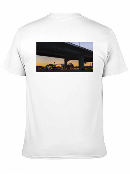 Camiseta negra con diseño urbano al atardecer