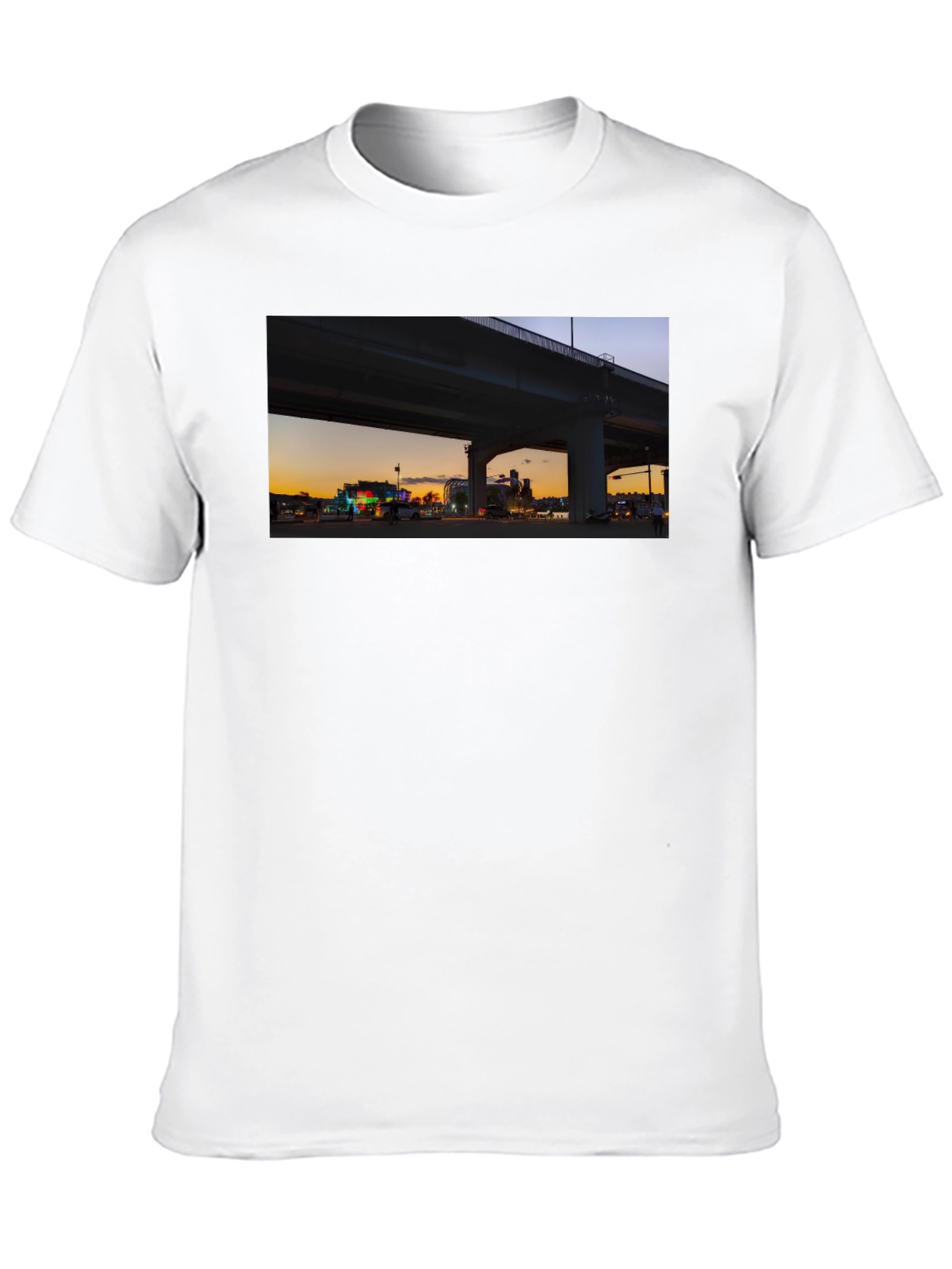 Camiseta negra con diseño urbano al atardecer