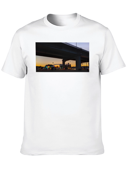 Camiseta negra con diseño urbano al atardecer