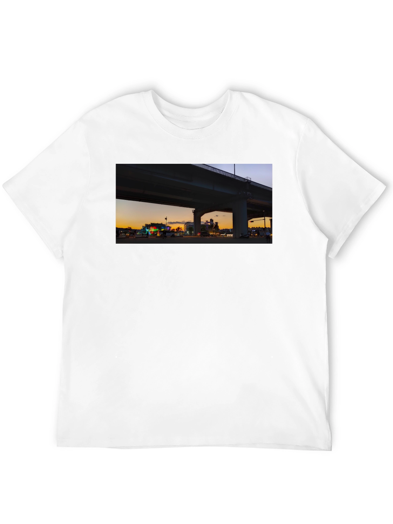 Camiseta negra con diseño urbano al atardecer