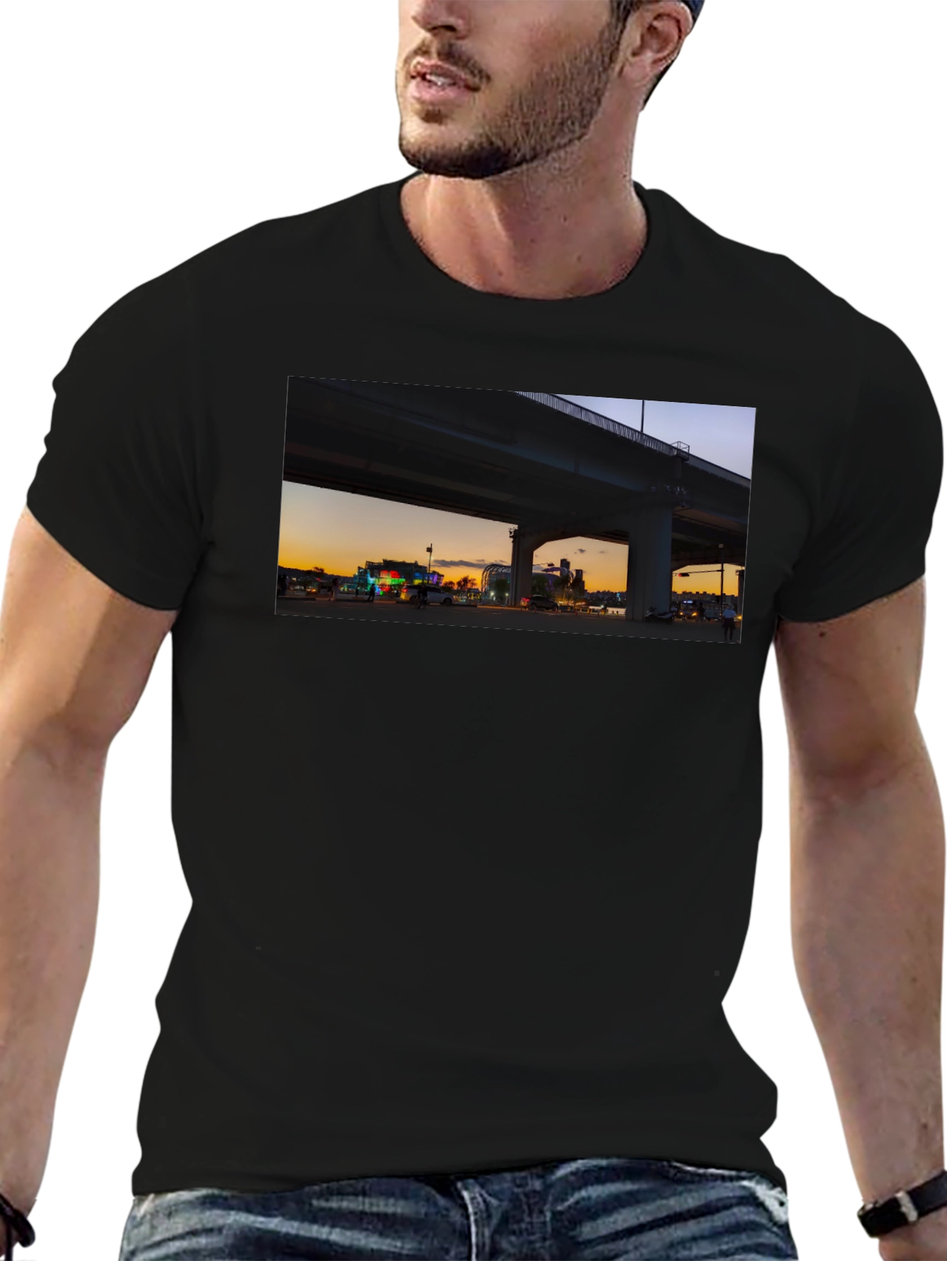 Camiseta negra con diseño urbano al atardecer