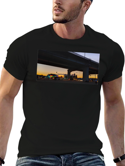 Camiseta negra con diseño urbano al atardecer