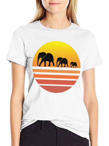 Camiseta Negra con Diseño de Elefantes y Atardecer