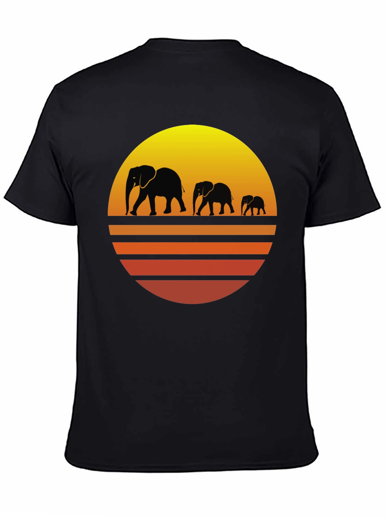 Camiseta Negra con Diseño de Elefantes y Atardecer