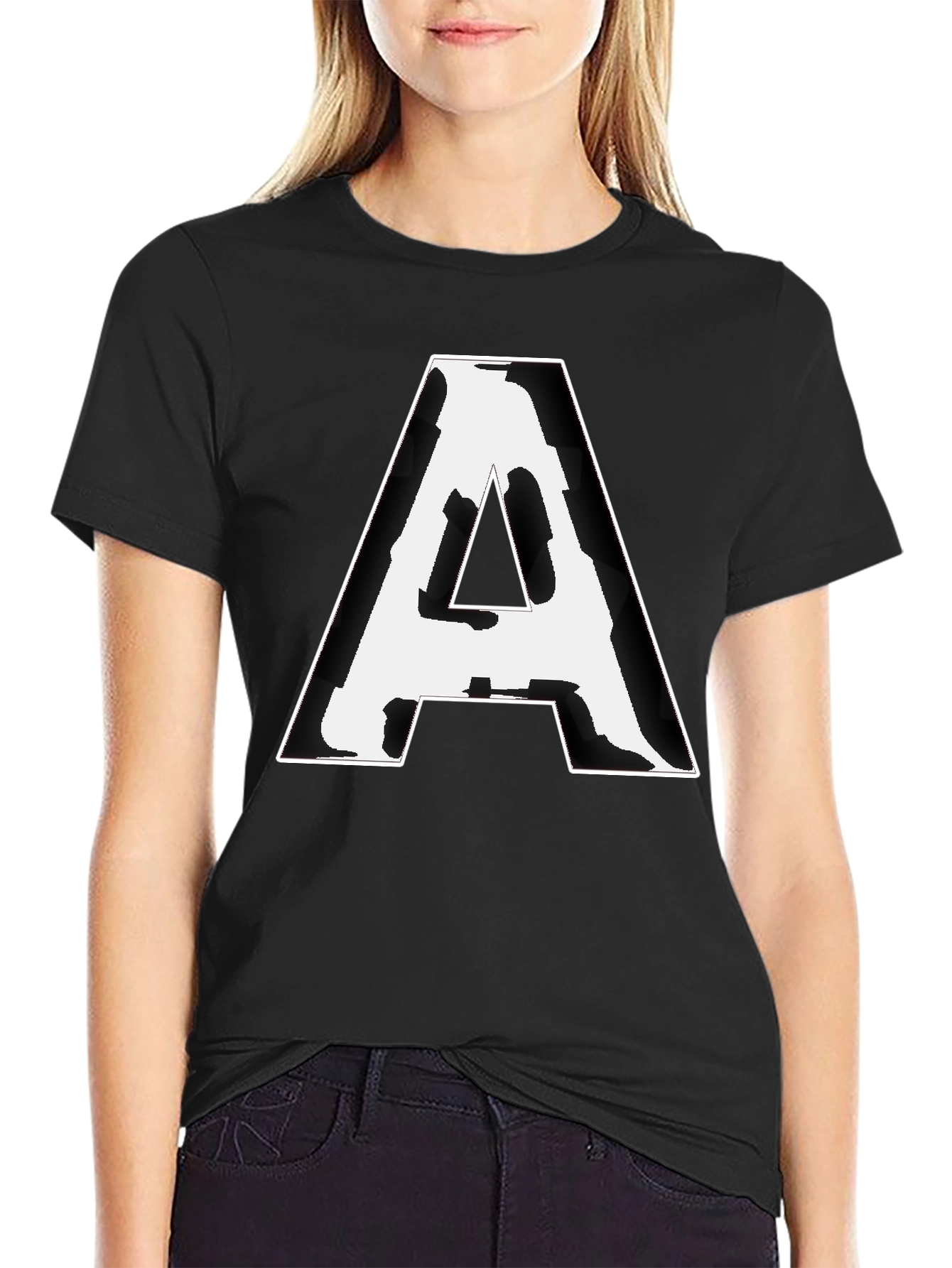 Camiseta Negra con Letra A Abstracta