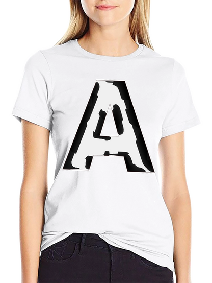 Camiseta Negra con Letra A Abstracta